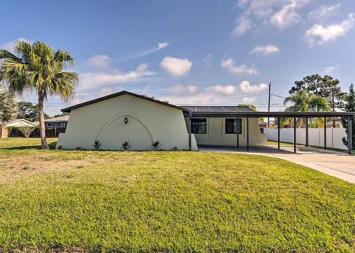 Bright Venice Home With Yard Less Than 4 Miles To Beach!