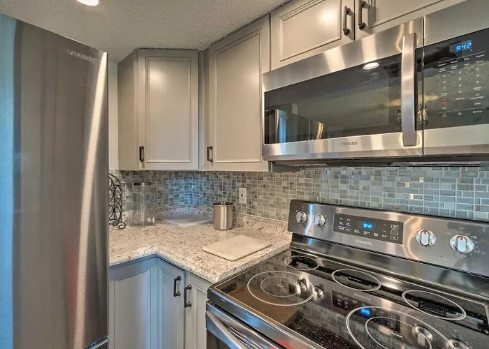 Bright Venice Home With Yard Less Than 4 Miles To Beach!