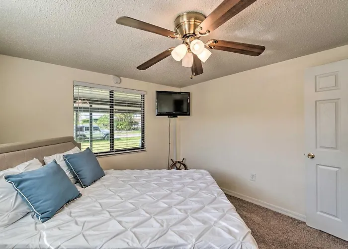 Bright Venice Home With Yard Less Than 4 Miles To Beach!