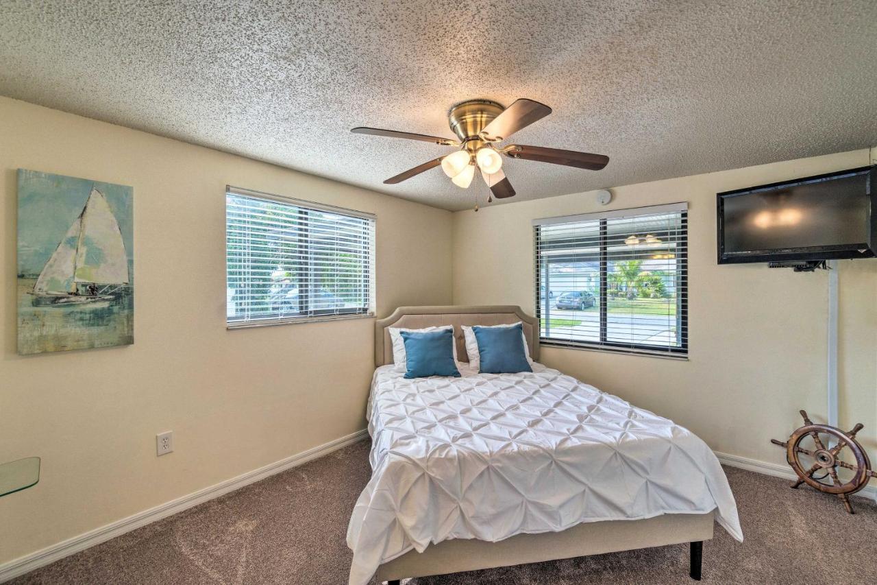 Bright With Yard Less Than 4 Miles To Beach! Venice
